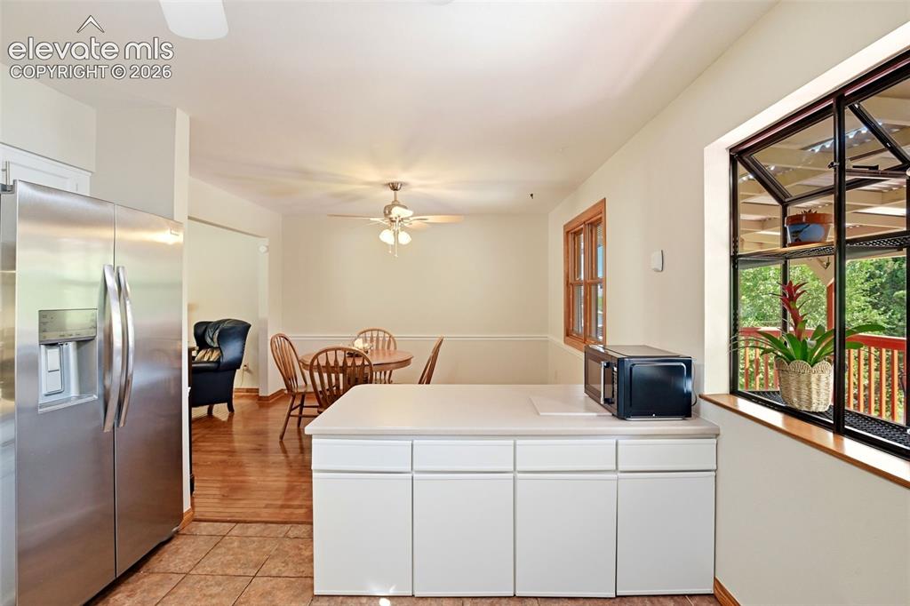 Image 18 of 50: Kitchen