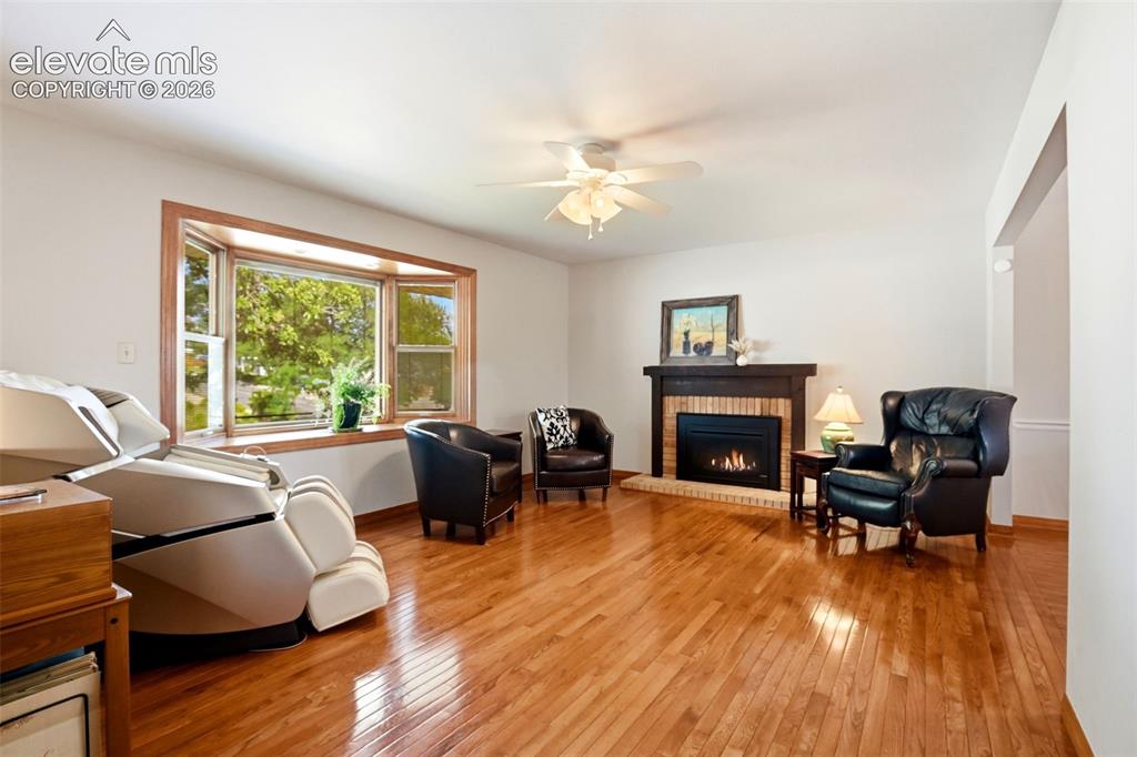 Image 6 of 50: Sitting Room