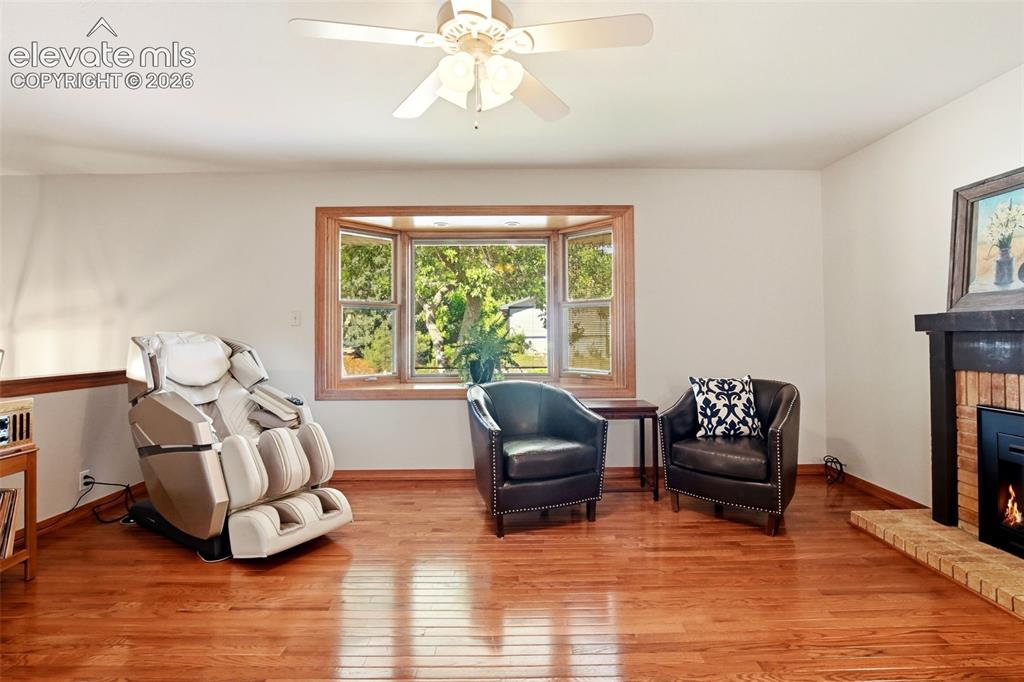 Image 8 of 50: Sitting Room