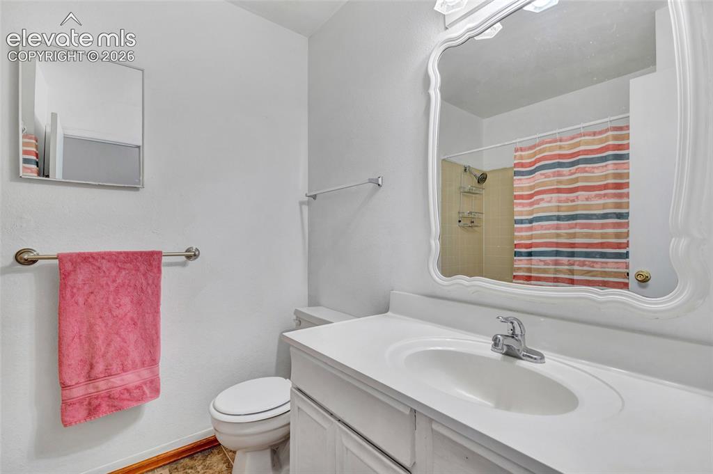 Image 19 of 37: Bathroom