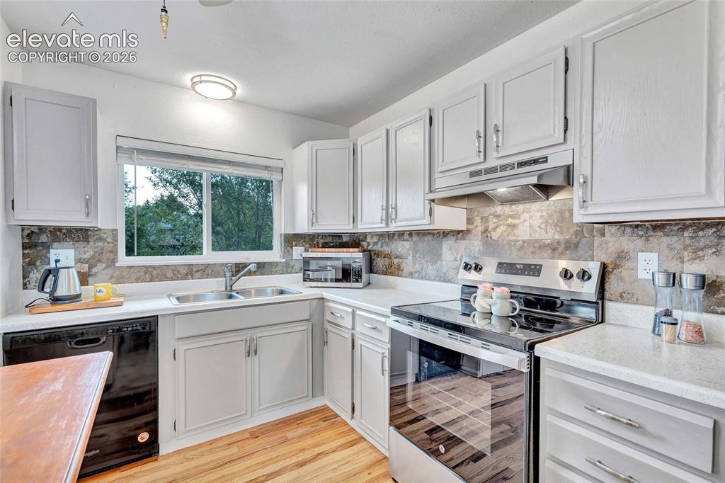 Image 8 of 37: Kitchen