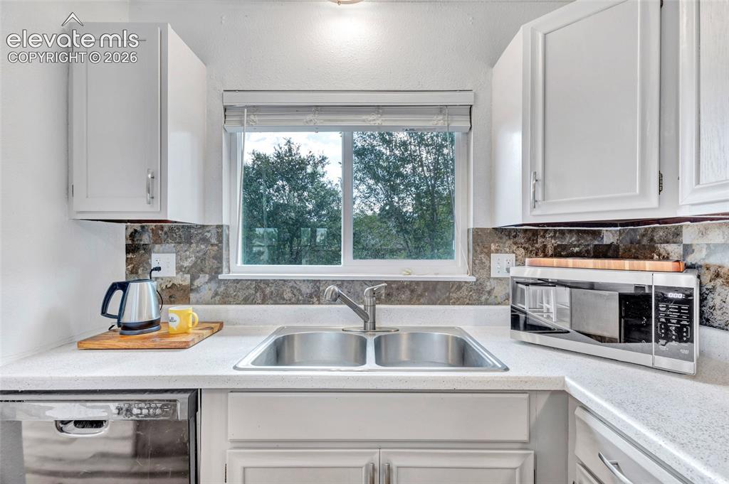 Image 9 of 37: Kitchen