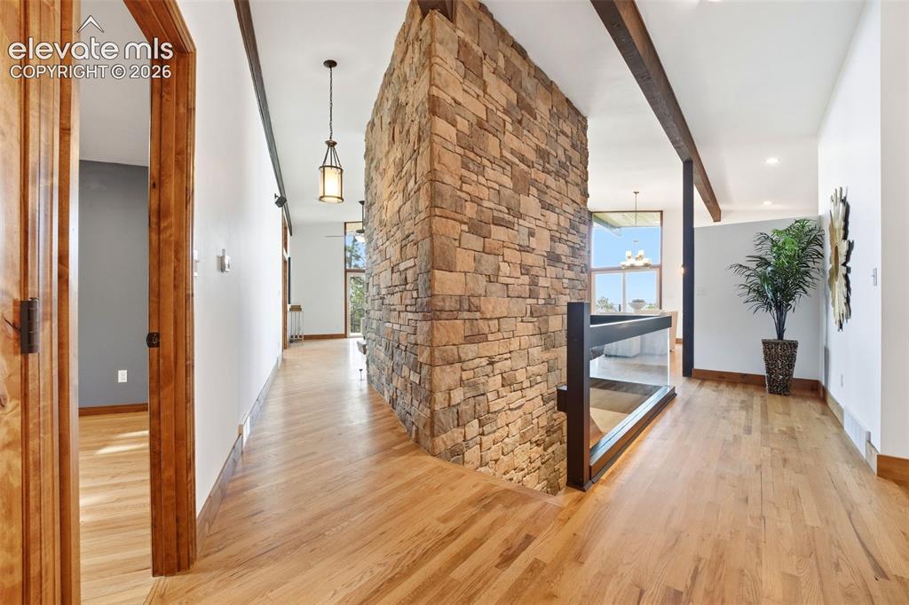 Image 7 of 48: Front entryway