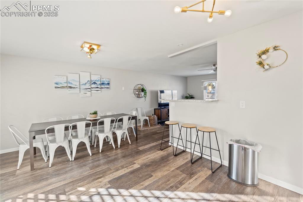 Image 10 of 50: Dining Area