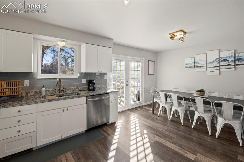 Image 11 of 50: Kitchen