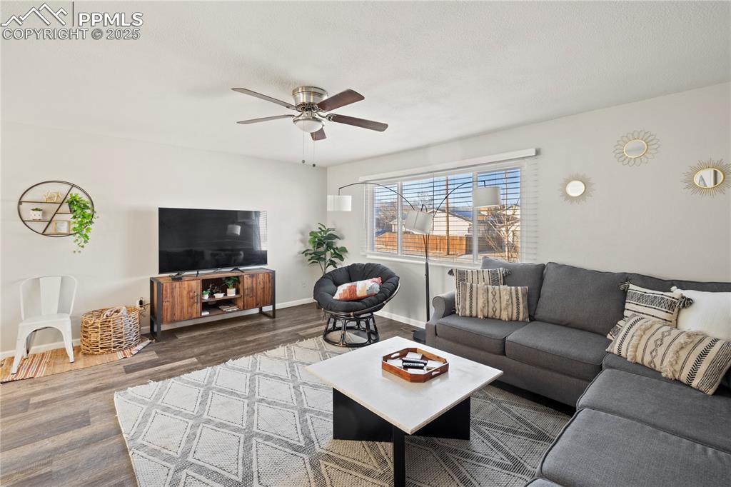 Image 2 of 50: Living Room