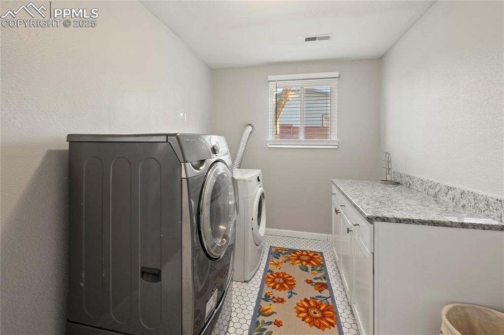 Image 32 of 50: Laundry