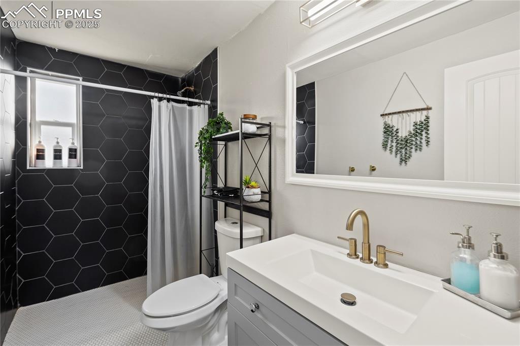 Image 34 of 50: Bathroom