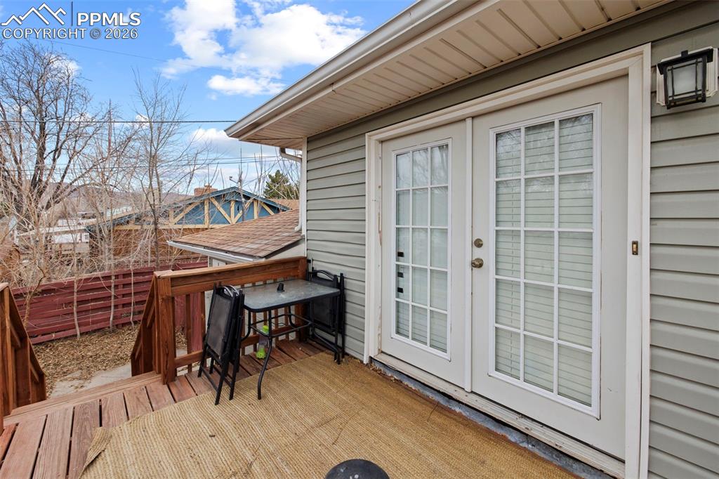 Image 35 of 50: Deck