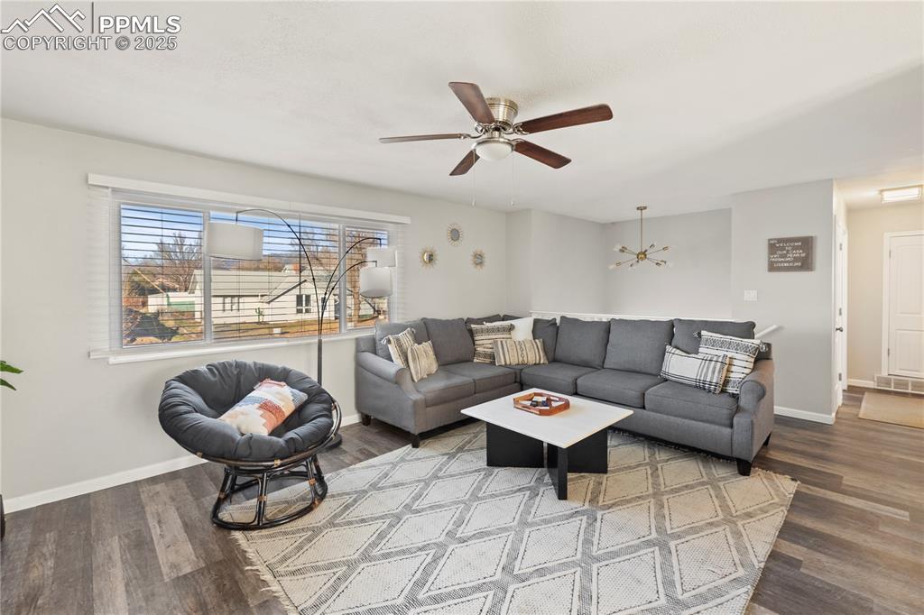 Image 5 of 50: Living Room