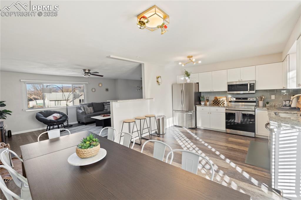 Image 7 of 50: Dining Area