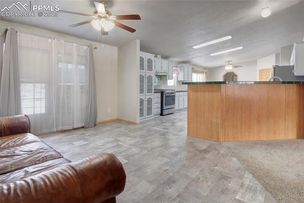 Image 16 of 50: Dining room facing counter bar