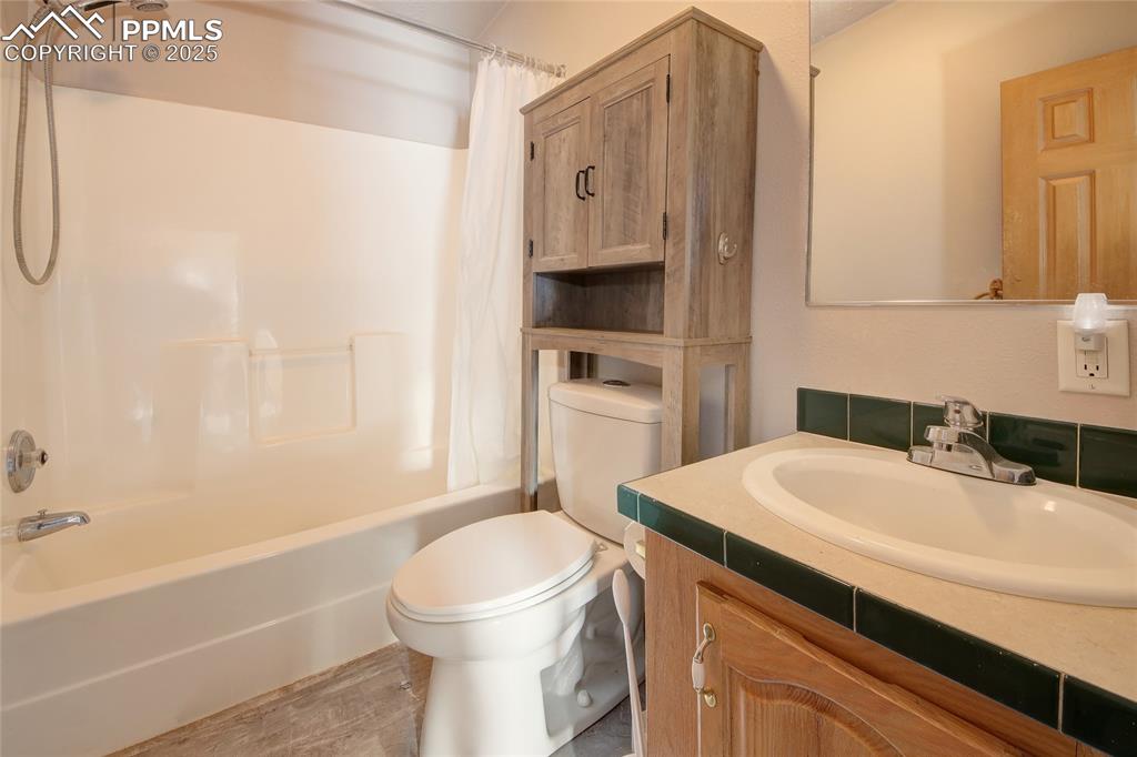 Image 26 of 50: Full hallway bathroom on main level.