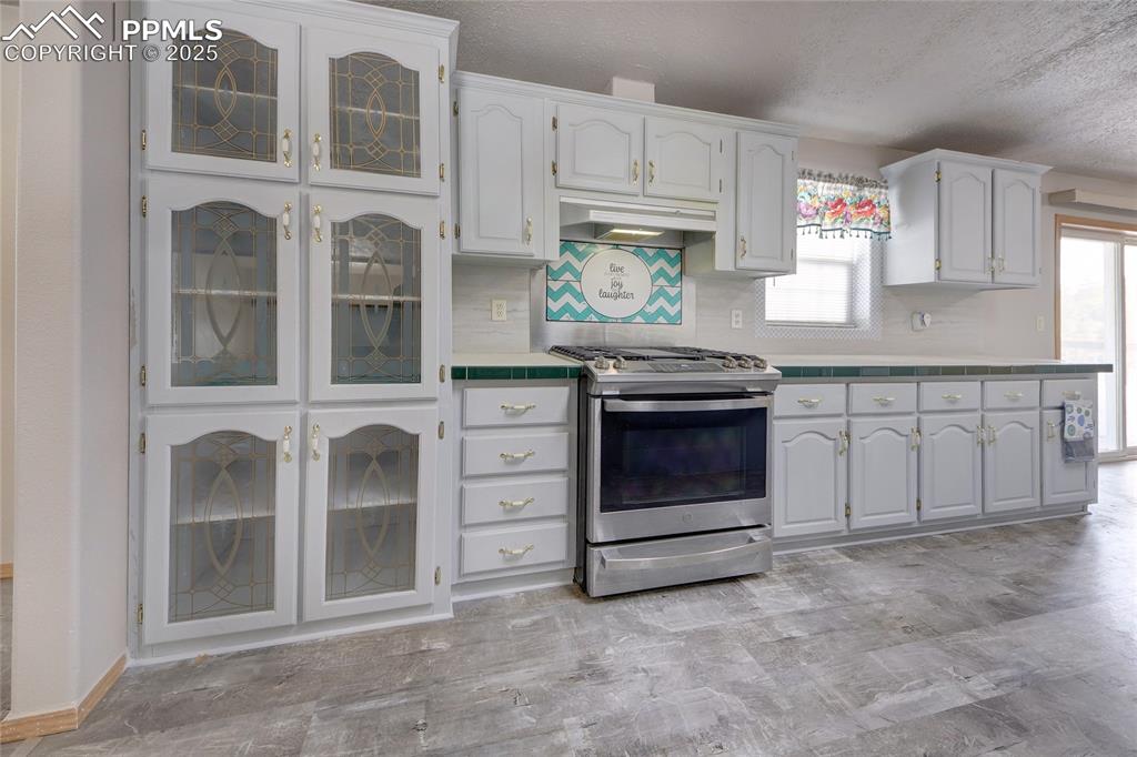 Image 8 of 50: Kitchen gas stove