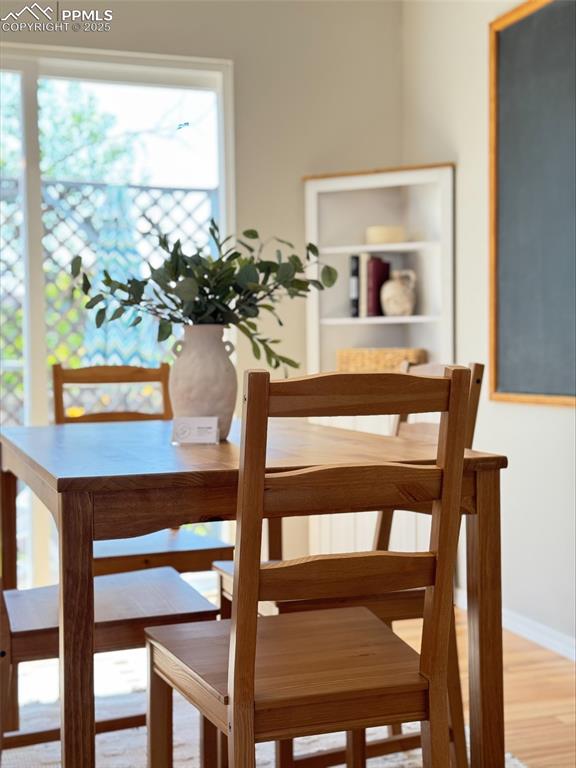 Image 11 of 45: Dining room