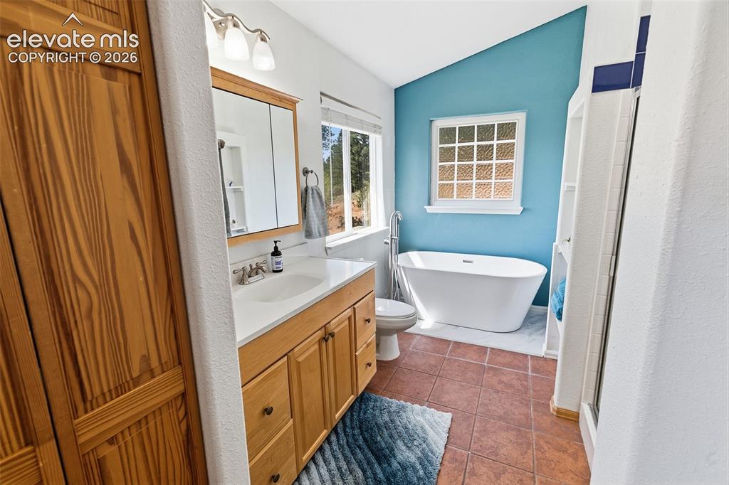 Image 14 of 27: Upper Level Master Bath