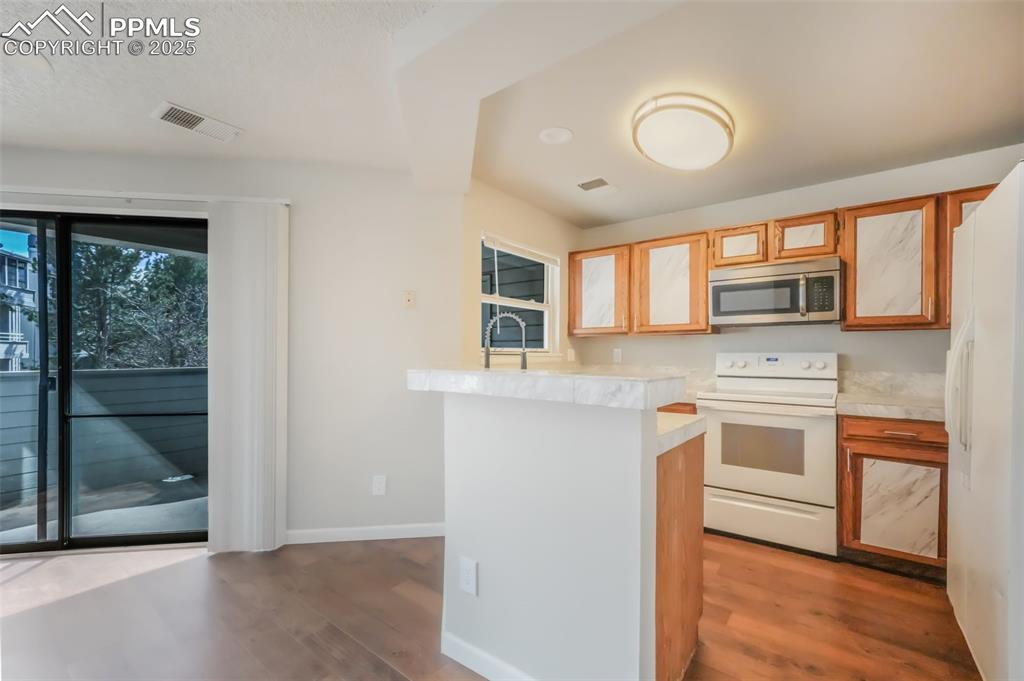 Image 11 of 27: Kitchen