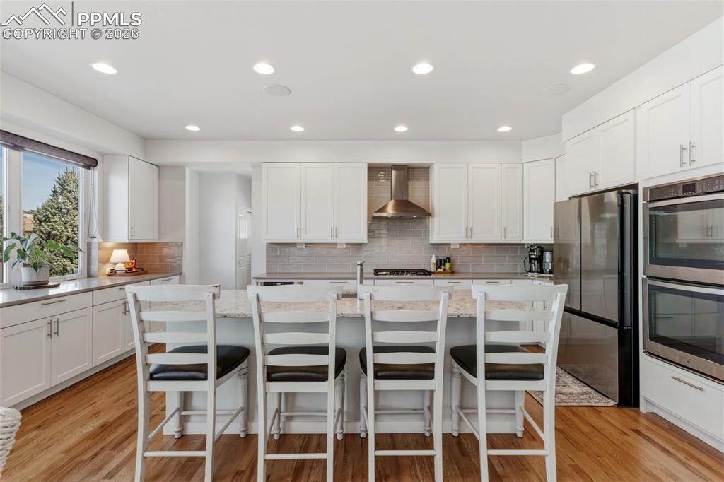 Image 10 of 50: Kitchen