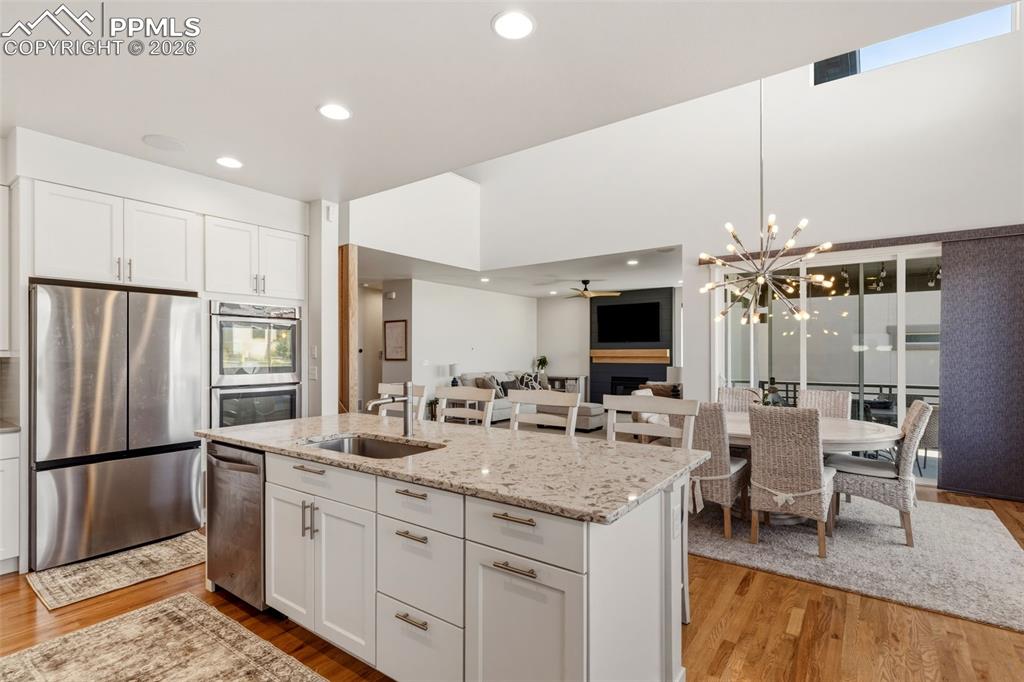 Image 12 of 50: Kitchen