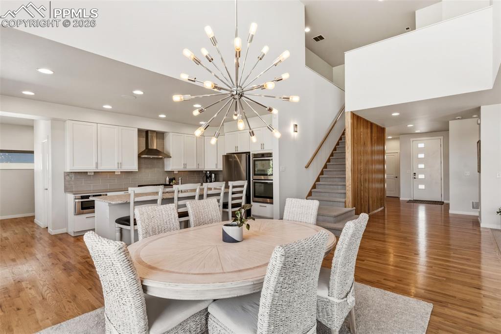 Image 14 of 50: Dining Area