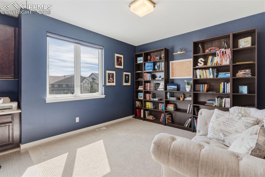 Image 16 of 50: Office