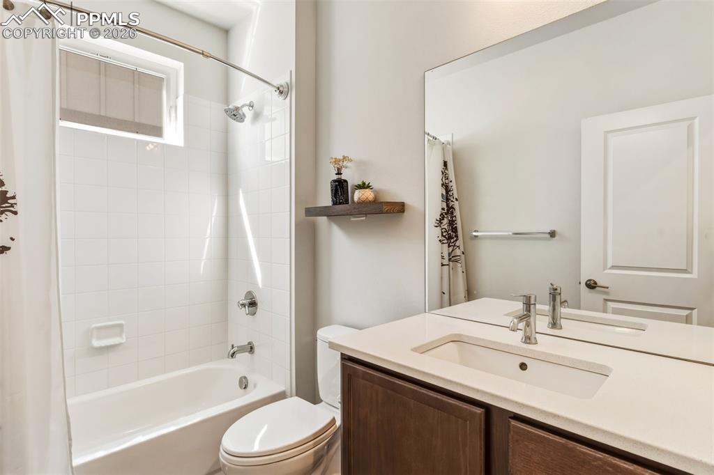 Image 17 of 50: Bathroom