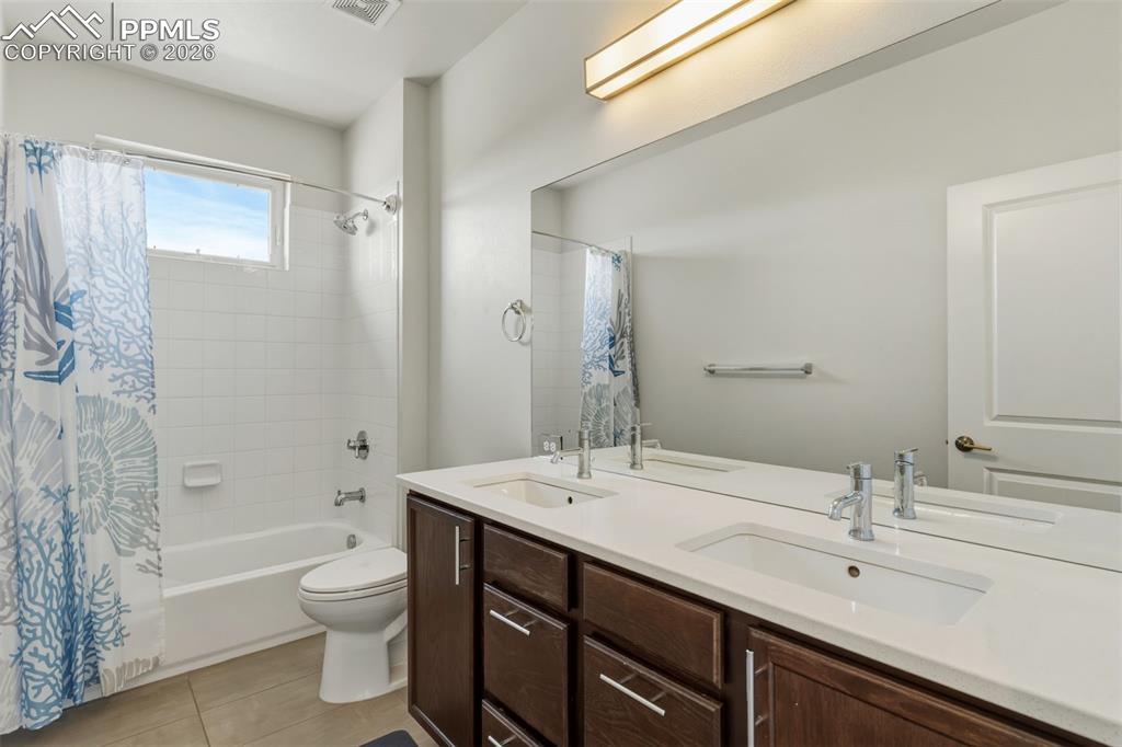 Image 26 of 50: Bathroom