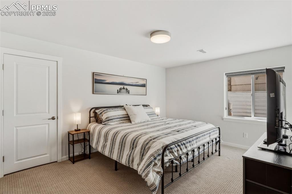 Image 35 of 50: Bedroom