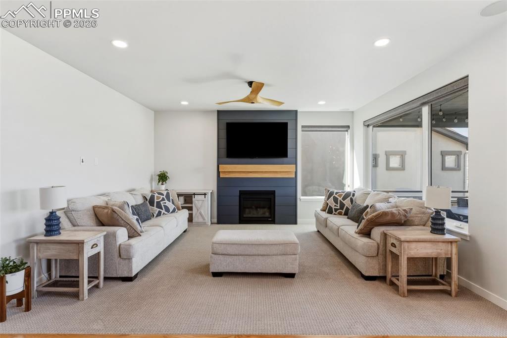 Image 6 of 50: Living Room