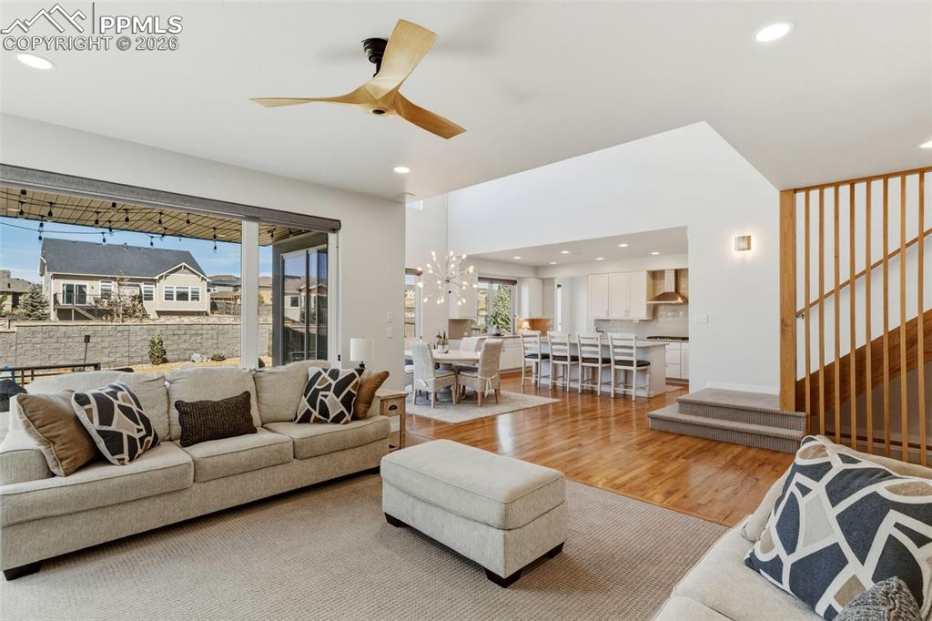 Image 7 of 50: Living Room