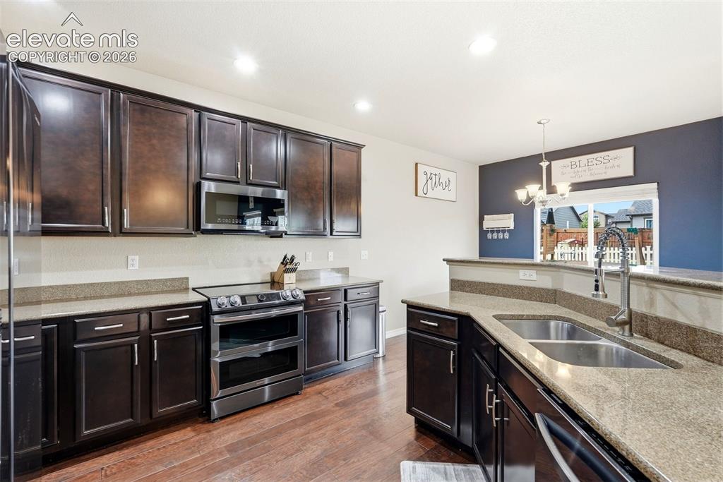 Image 10 of 50: Kitchen