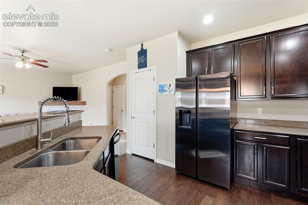 Image 12 of 50: Kitchen