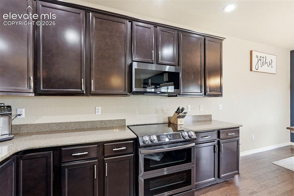 Image 15 of 50: Kitchen