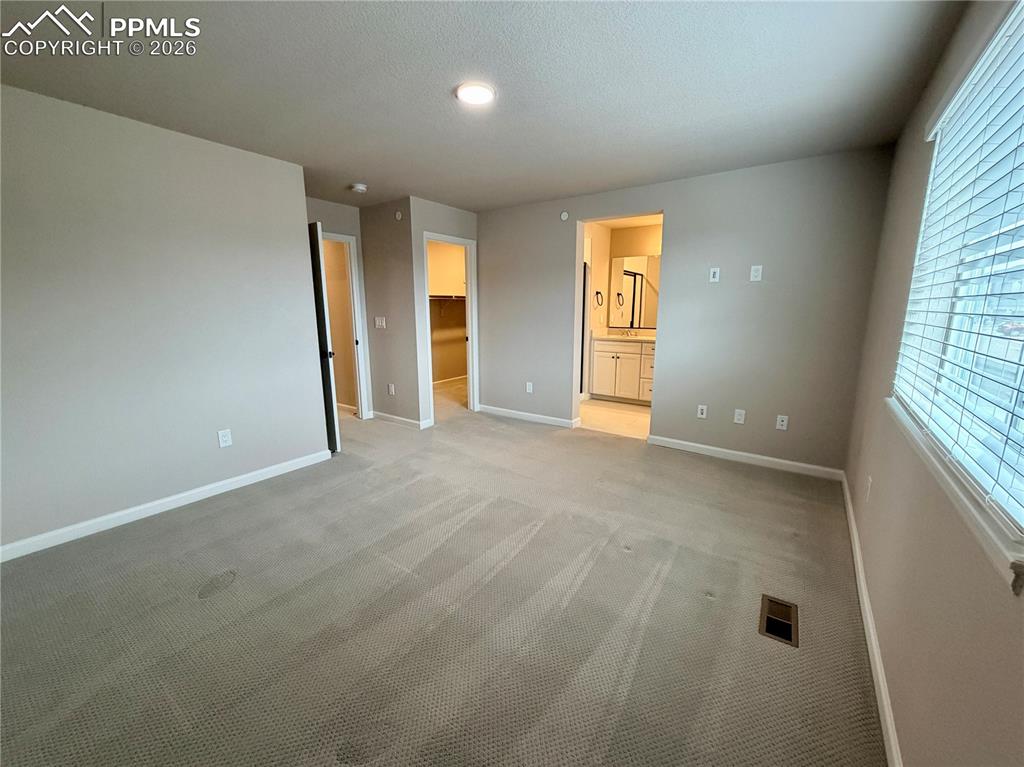 Image 18 of 23: Bedroom