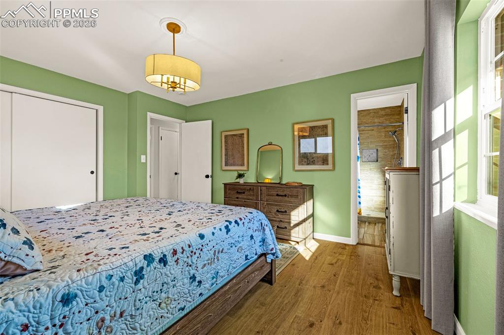 Image 18 of 44: Bedroom