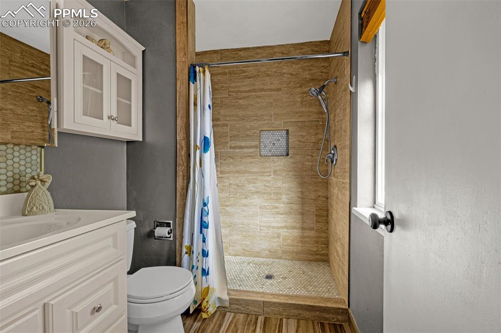 Image 19 of 44: Bathroom