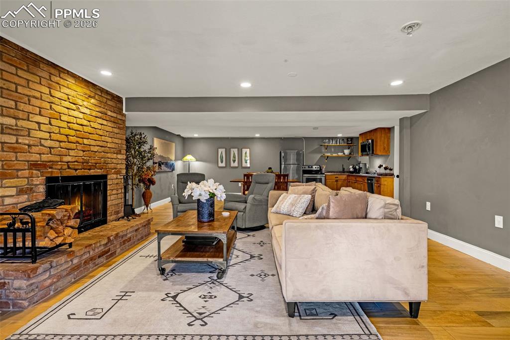 Image 25 of 44: Living Room