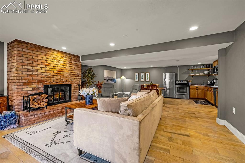 Image 26 of 44: Living Room