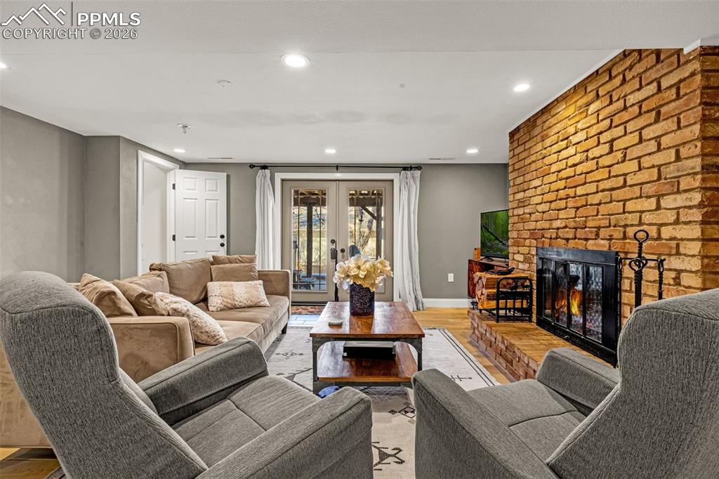 Image 27 of 44: Living Room