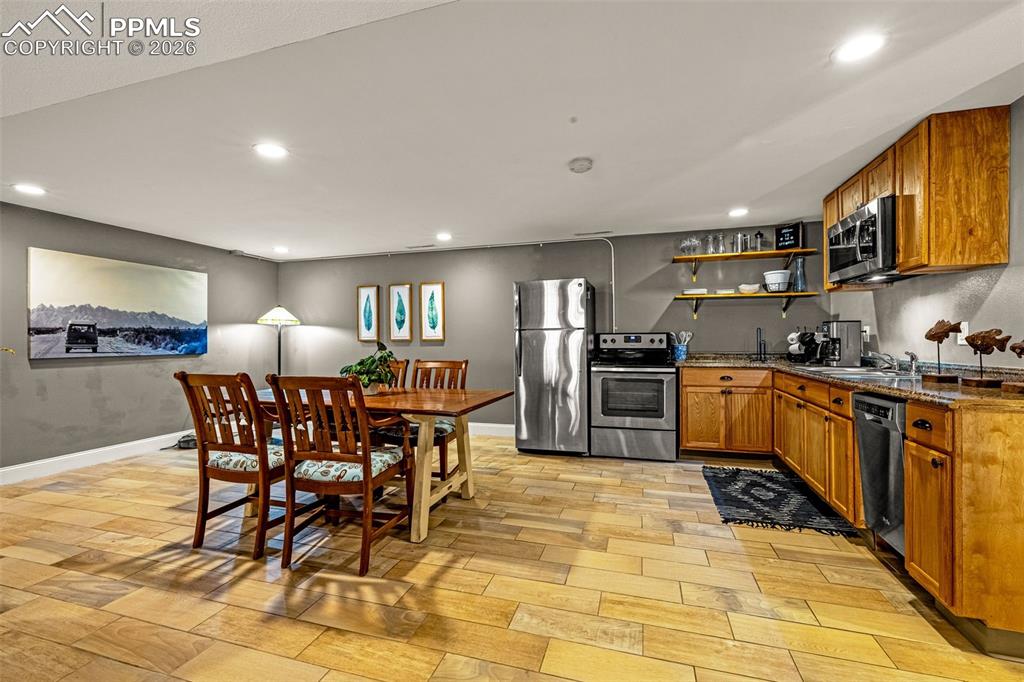 Image 29 of 44: Kitchen