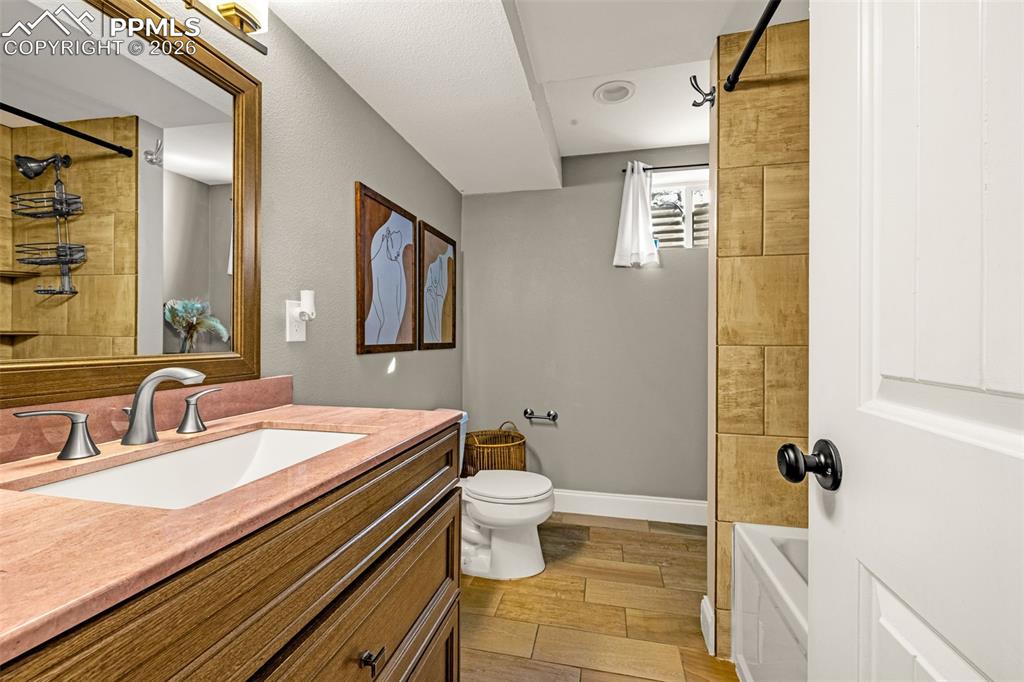 Image 32 of 44: Bathroom