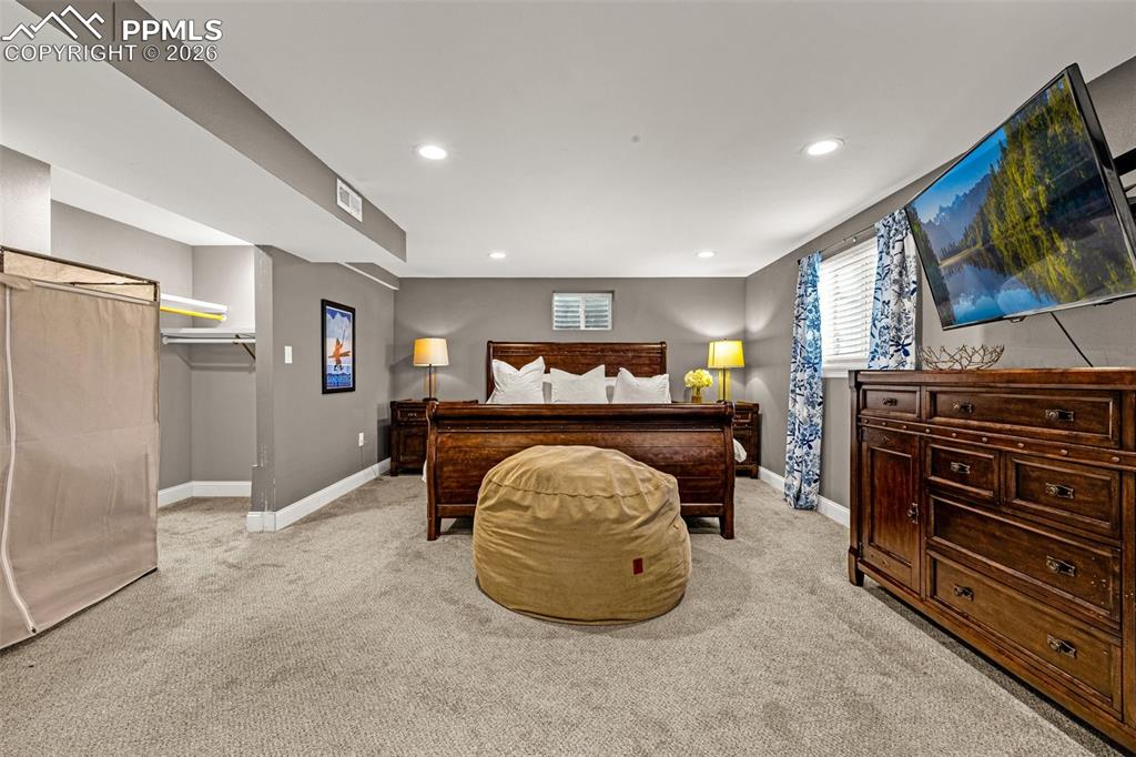 Image 34 of 44: Bedroom