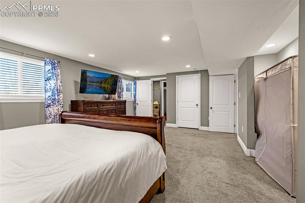 Image 35 of 44: Bedroom