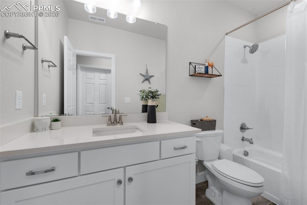 Image 26 of 31: Bathroom