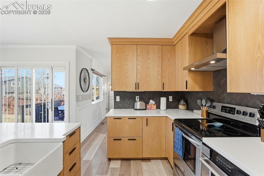 Image 13 of 50: Kitchen