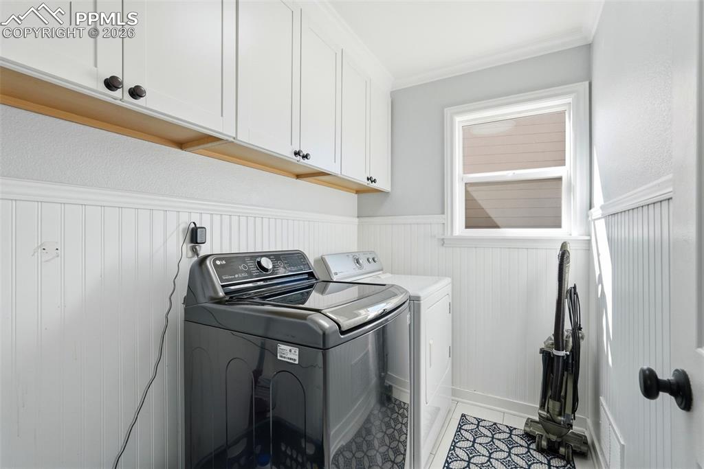 Image 20 of 50: Laundry