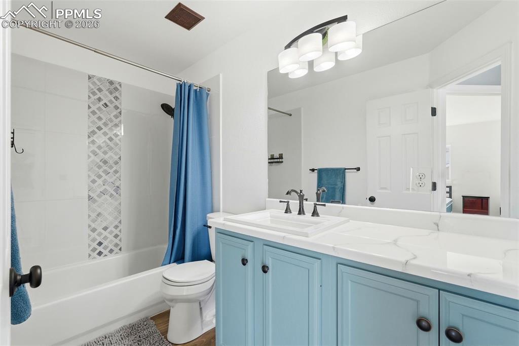 Image 32 of 50: Bedroom