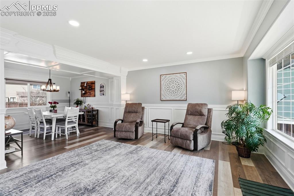 Image 4 of 50: Living Room