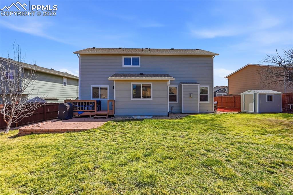 Image 46 of 50: Yard