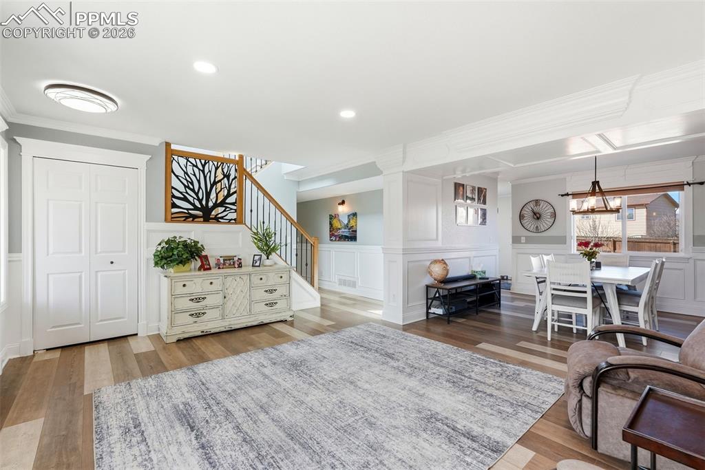 Image 7 of 50: Living Room